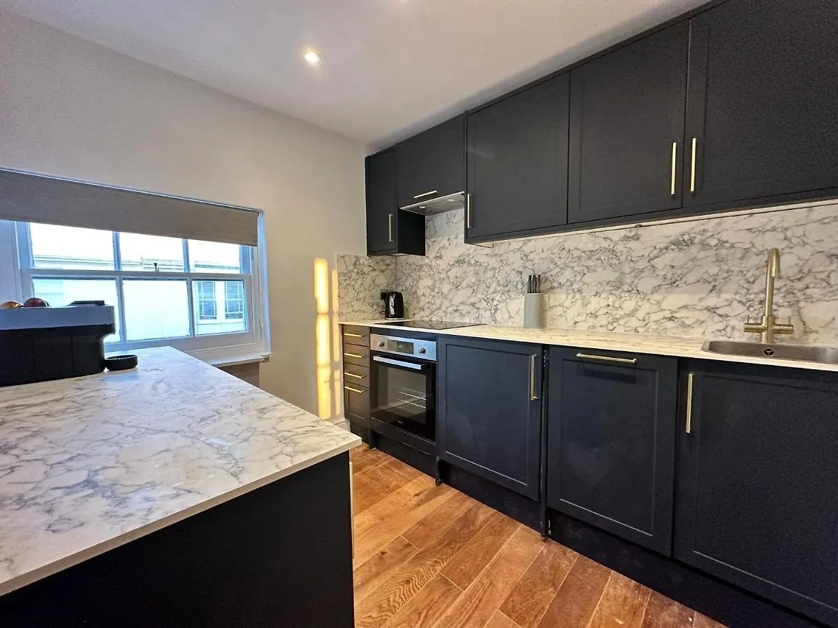 Funky 1 Bedroom Apartment Next To The Sea Brighton