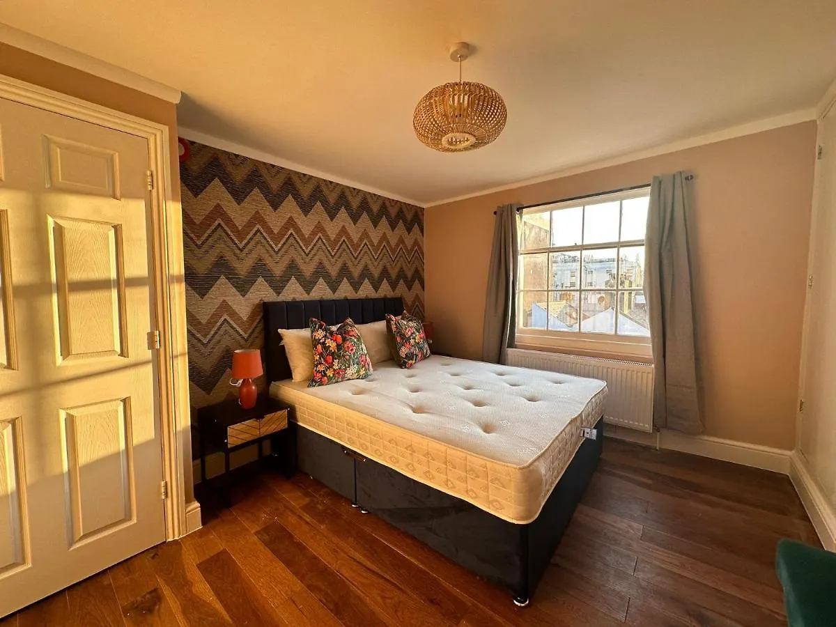 Funky 1 Bedroom Apartment Next To The Sea Brighton