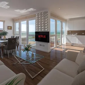 Penthouse Paradise: Beachfront Luxury With & Rooftop Views Brighton